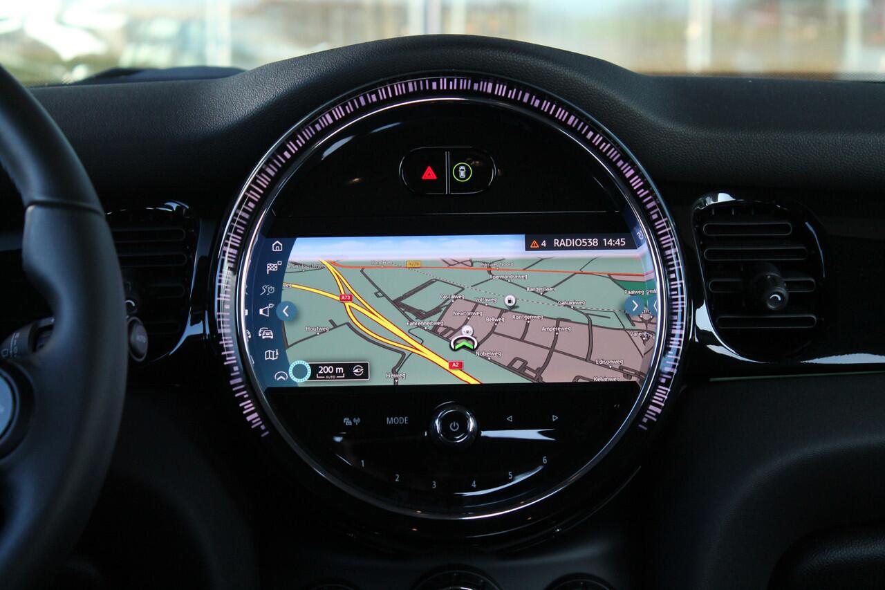 Mini COOPER Hatchback Classic Automaat / Sportstoelen / Cruise Control / LED / PDC achter / Navigatie / Airconditioning / Multifunctioneel stuurwiel