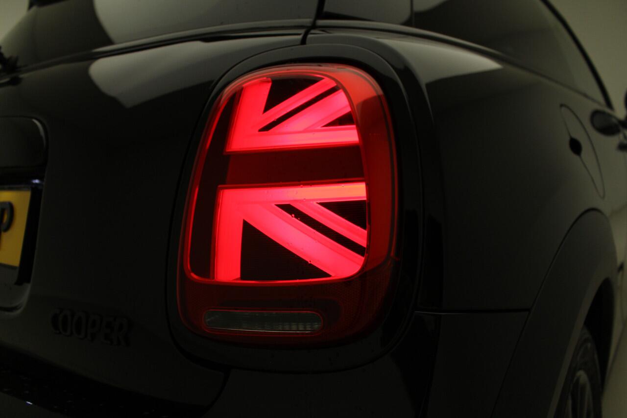 Mini COOPER 3-deurs Camden Edition | Camera | Stoelverwarming | Privacy glass | Piano Black exterior |