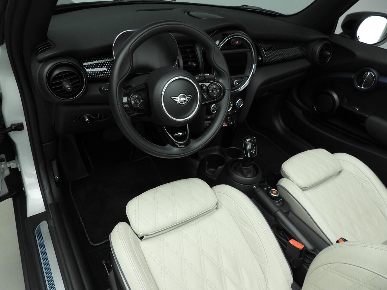 Mini COOPER Cabrio Automaat / Sportstoelen / Leder / Stoelverwarming / PDC / Cruise / Alu wielen 17 inch