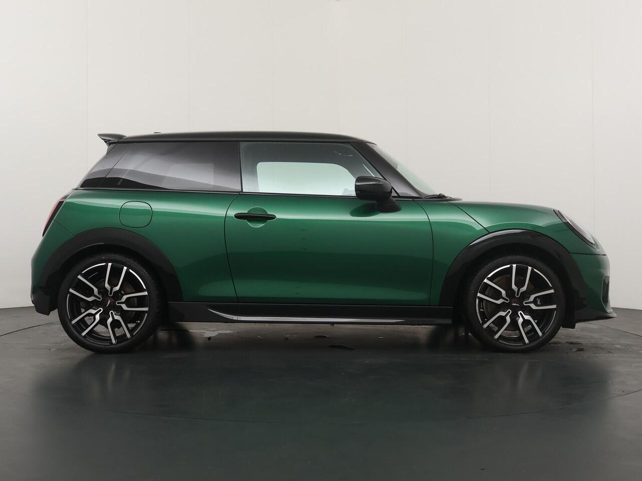 Mini COOPER 3-deurs C JCW Trim | Pakket M | Stoel-stuurverwarming | Schuif-kantel dak | Achteruitrijcamera | Head-Up | Cruise |