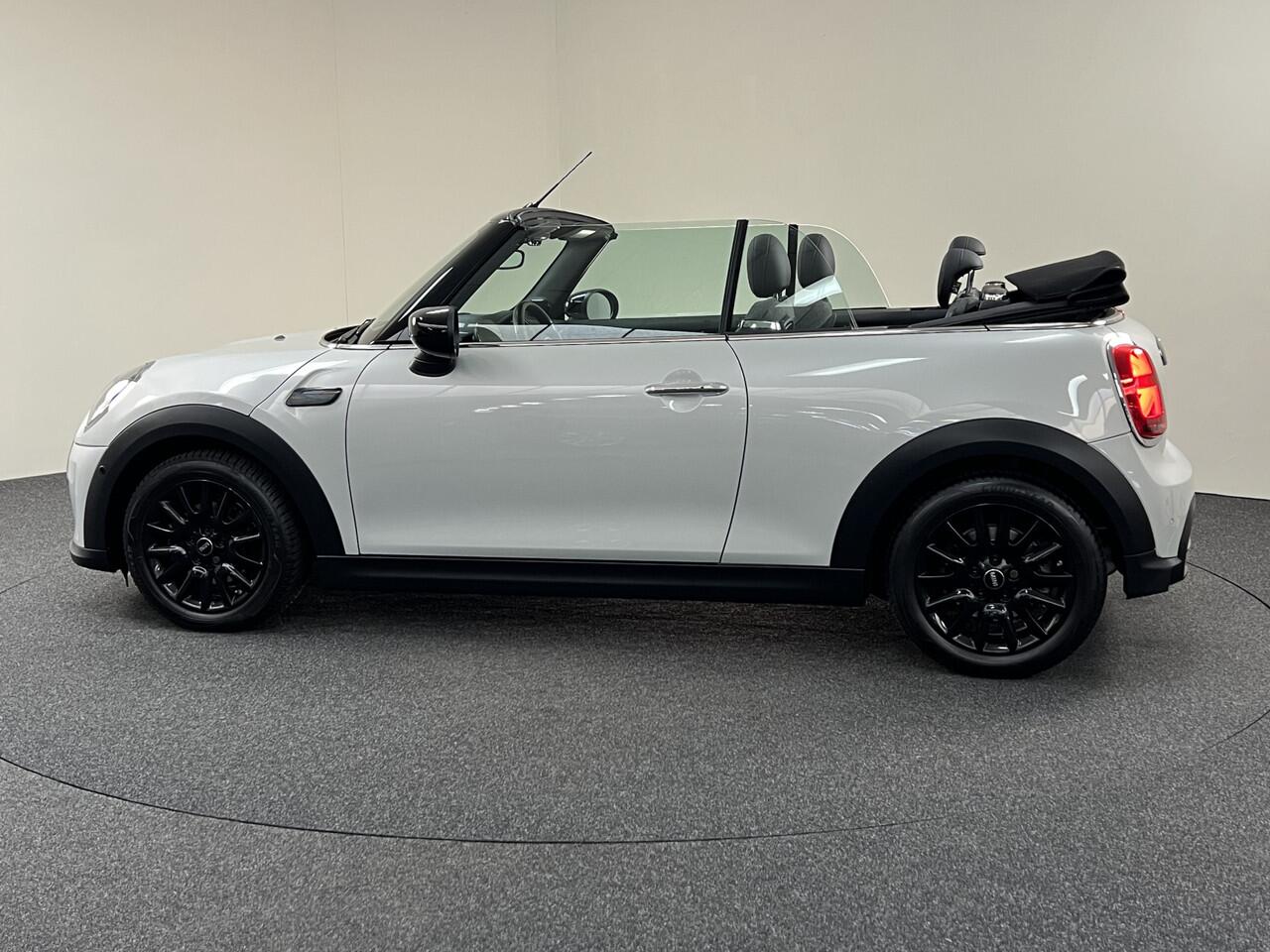 Mini COOPER Mini Cabrio 1.5 Maximise Automaat 136 PK Harmon Cardon / Sportstoelen / Camera / Navi / Stoel- & stuurverw.