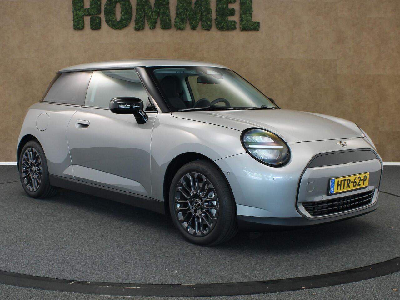 Mini COOPER E Essential 40.7 kWh - SOH 99,9% ! - ORIGINEEL NEDERLANDSE AUTO - 3-FASE - NAVIGATIE - PARKEERSENSOREN VOOR/ ACHTER - 17 INCH LICHT METALEN VELGEN - ARMSTEUN VOOR - CAMERA - NIEUW MODEL- GEWELDIGE RIJEIGENSCHAPPEN