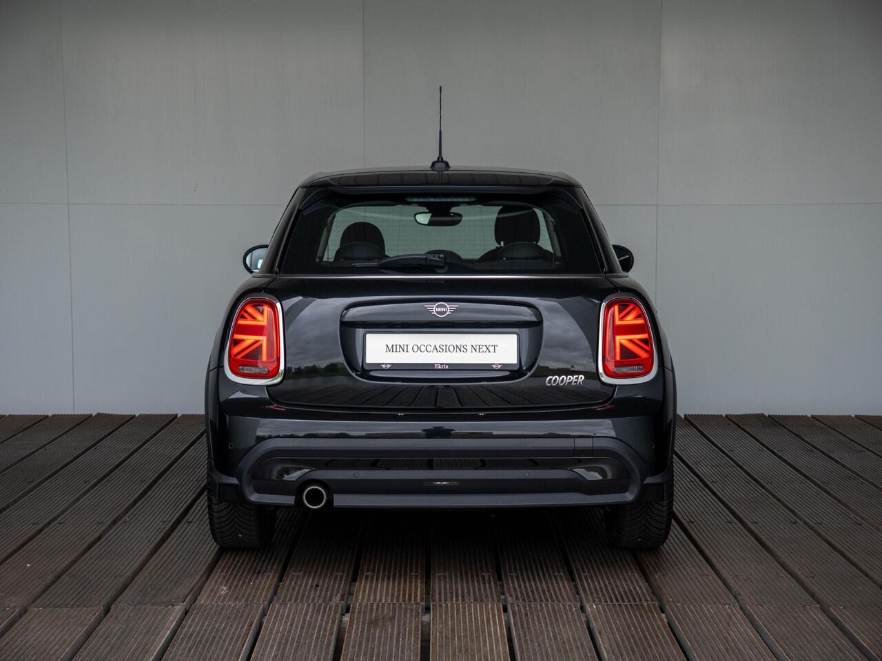 Mini COOPER 5-Deurs Aut. Classic Navi Premium pakket + 16" LM Revolite Spoke + Ambiance verlichting + Parkeersensoren + Climate Control