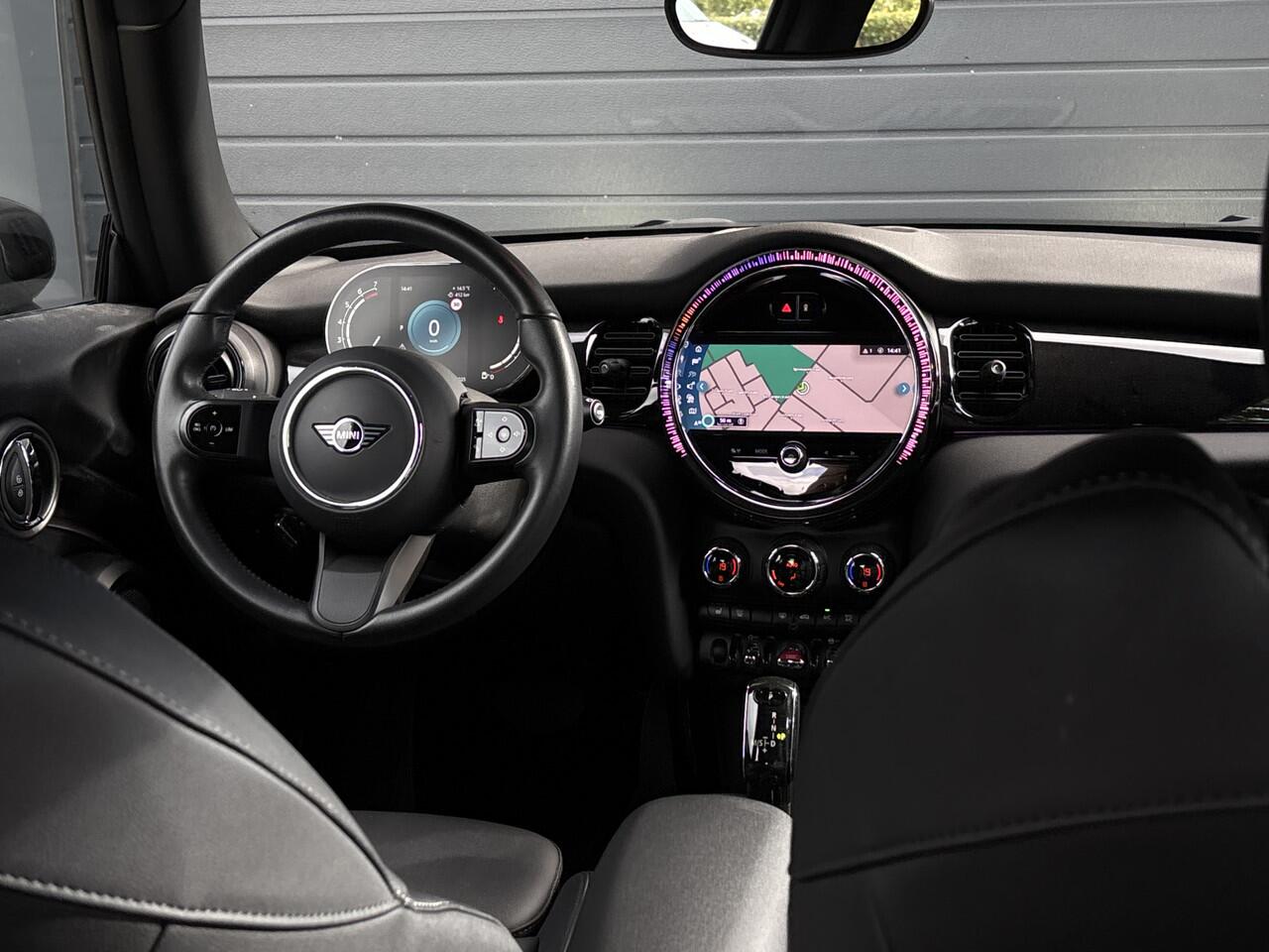 Mini COOPER Mini 1.5 Classic - Keyless - Navigatie - Stoelverwarming - Leder -