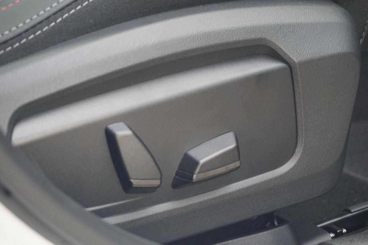 Mini COOPER 5-deurs C | John Cooper Works Trim | Pakket XL | Harman Kardon | Elektrische Voorstoelen | Driving Assistant Plus | Head-Up Display | Panoramadak | Comfort Access