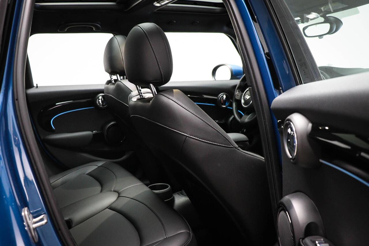 Mini COOPER Mini 1.5 Classic | COMFORT / CONNECTED NAVIGATION- PACK | PANORAMADAK | DAB | APPLE | 17"