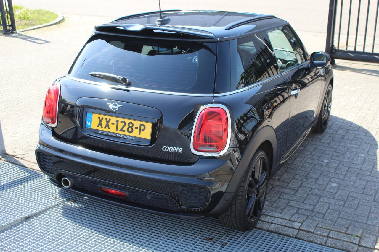 Mini COOPER Mini 1.5 JCW pakket/AUTOMAAT/Navigatie/Achteruitrijcamera/Parkeersensoren/Bluetooth/Keyless/Cruise control/Climate control/Apple carplay/17'' Lichtmetalen velgen/LED koplampen/Multifunctioneel stuurwiel/Spraakbediening/Elektrisch inklapbare spiegels/Ele