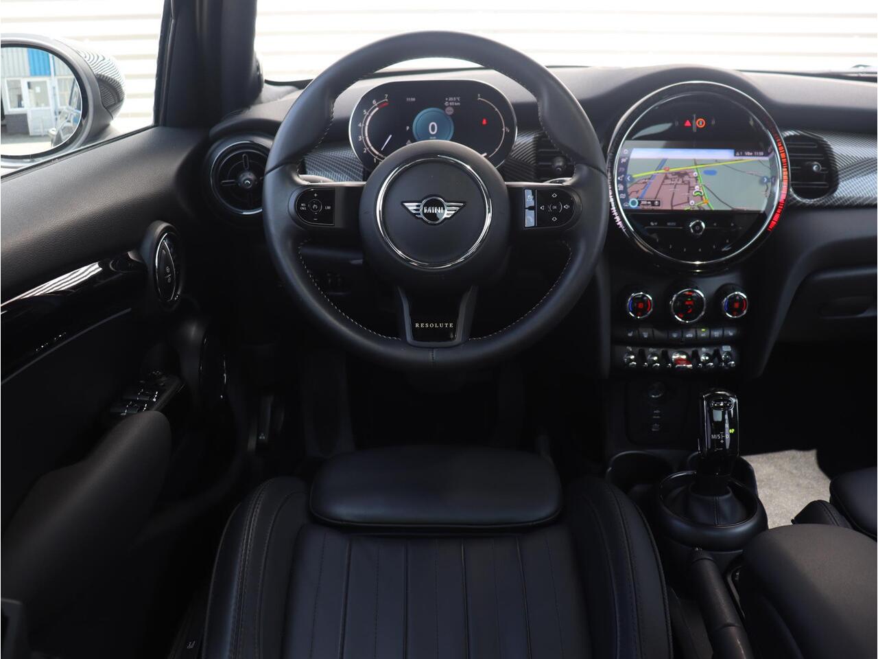 Mini COOPER 5-deurs | Resolute Edition + Panodak + Harman Kardon + Camera + Sportstoelen + Getint Glas + Apple Carplay + 18'' LMV