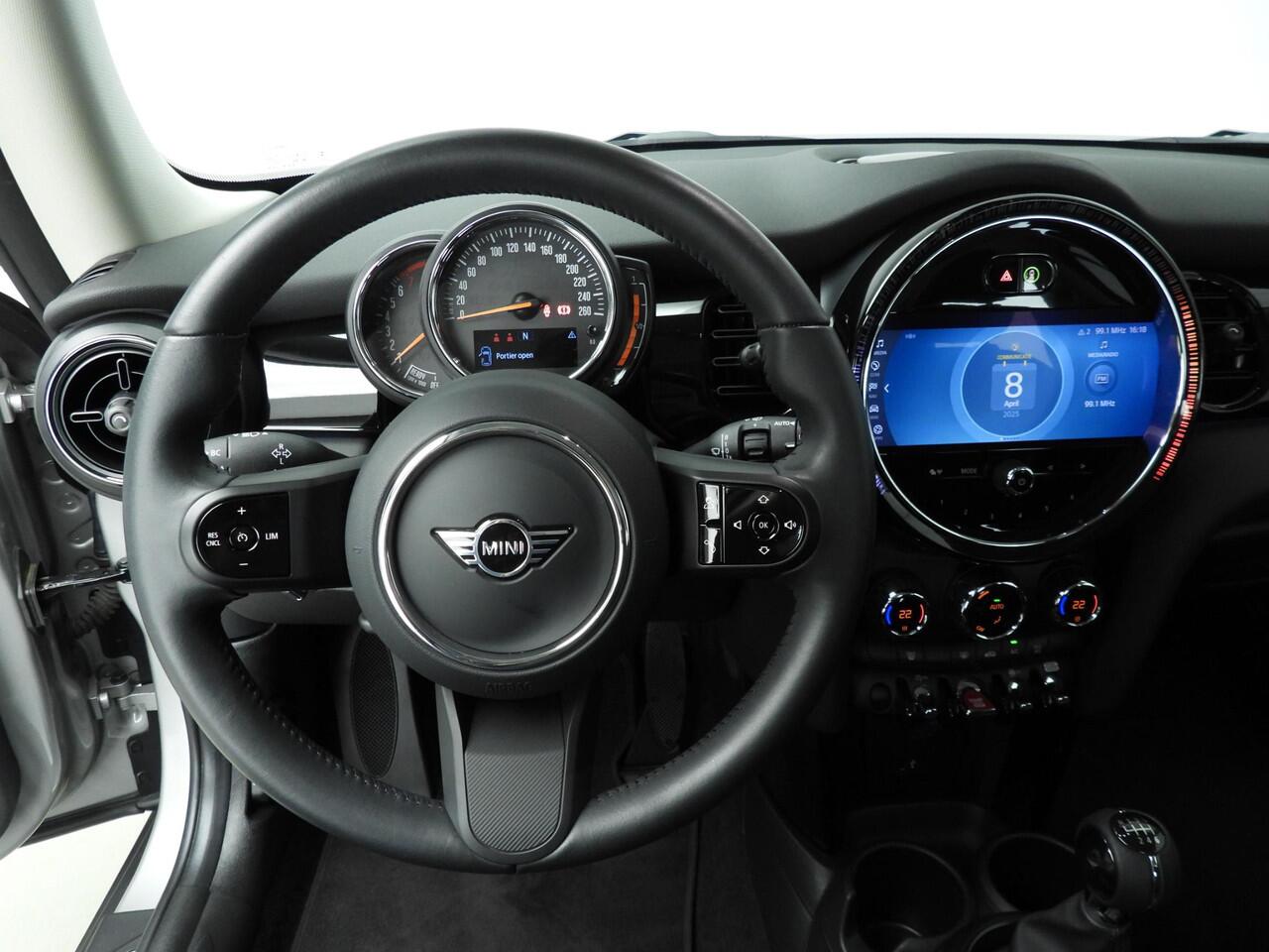 Mini COOPER 3-deurs Handgeschakeld / LED / DAB / PDC / Climate / Cruise / Navi / Alu wielen 17 inch