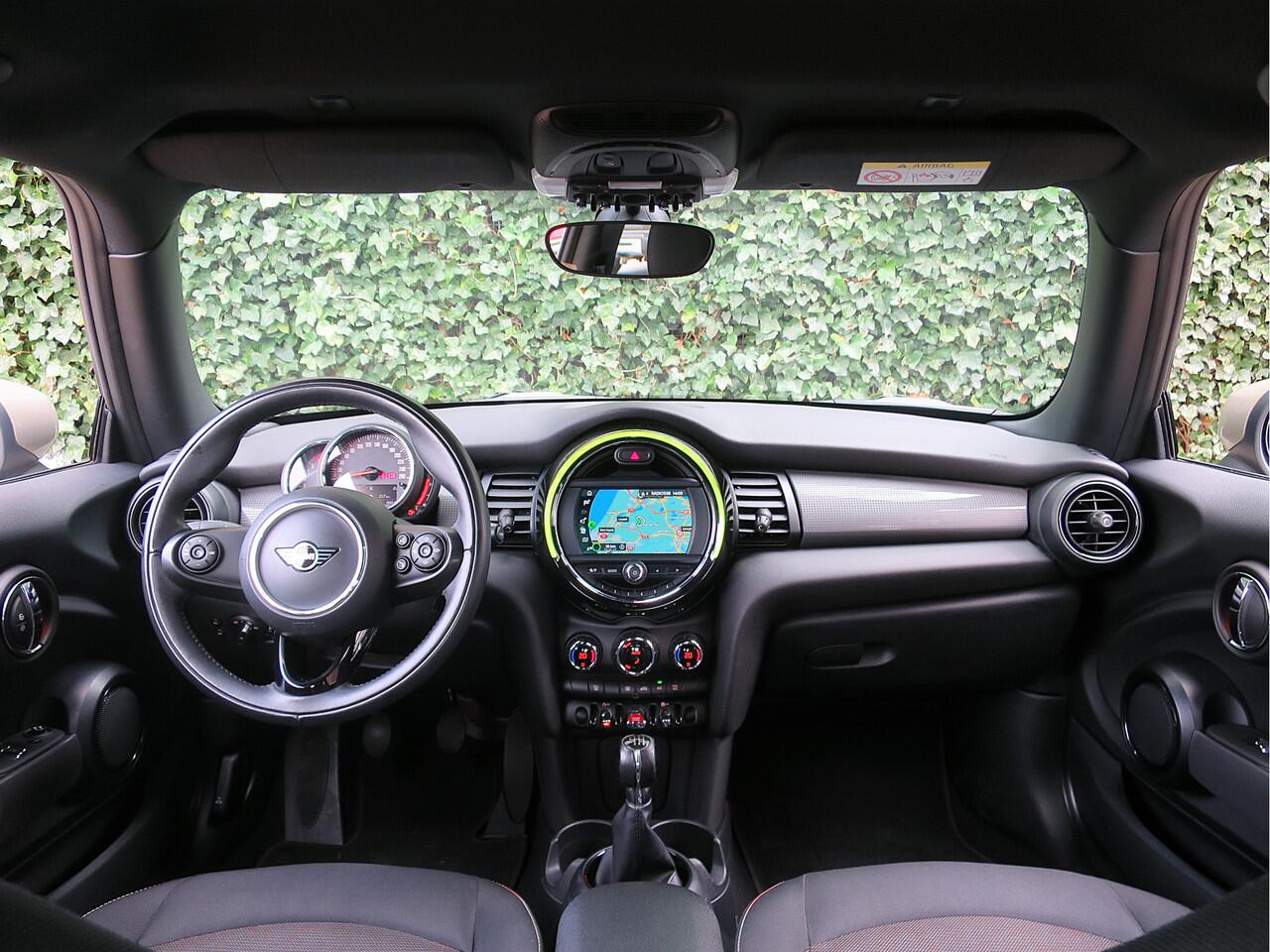 Mini COOPER 1.5 Pepper F56 LCI met Navi, LED, Clima en 16"