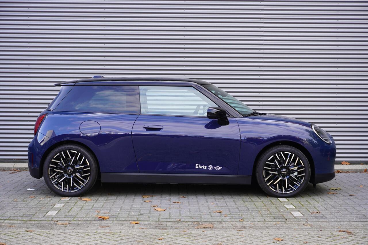Mini COOPER 3-deurs E Favoured Trim | Pakket L | Glazen panoramadak | Driving Assistant | Parking Assistant Plus | HIFI System Harman Kardon
