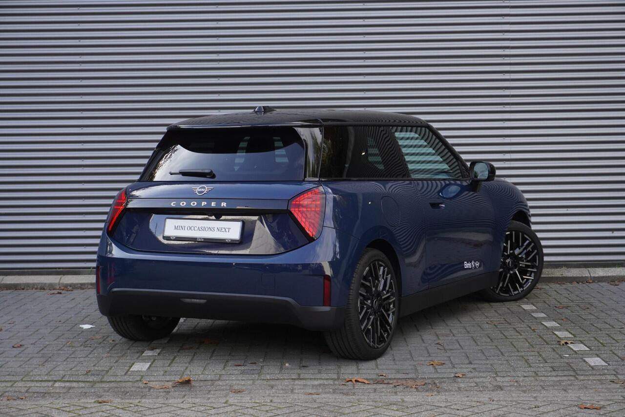 Mini COOPER 3-deurs E Favoured Trim | Pakket L | Glazen panoramadak | Driving Assistant | Parking Assistant Plus | HIFI System Harman Kardon