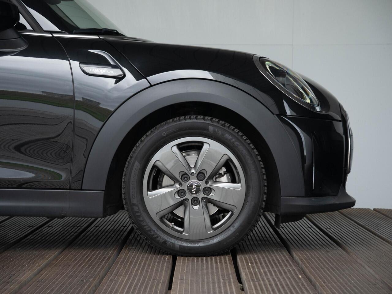 Mini COOPER 5-Deurs Aut. Classic Navi Premium pakket + 16" LM Revolite Spoke + Ambiance verlichting + Parkeersensoren + Climate Control