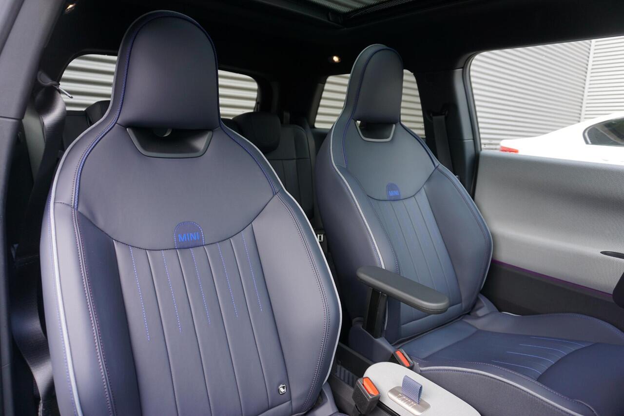 Mini COOPER 3-deurs E Favoured Trim | Pakket M | Comfort Access | Glazen panoramadak | MINI Head-Up Display | Parking Assistant | Driving Assistant