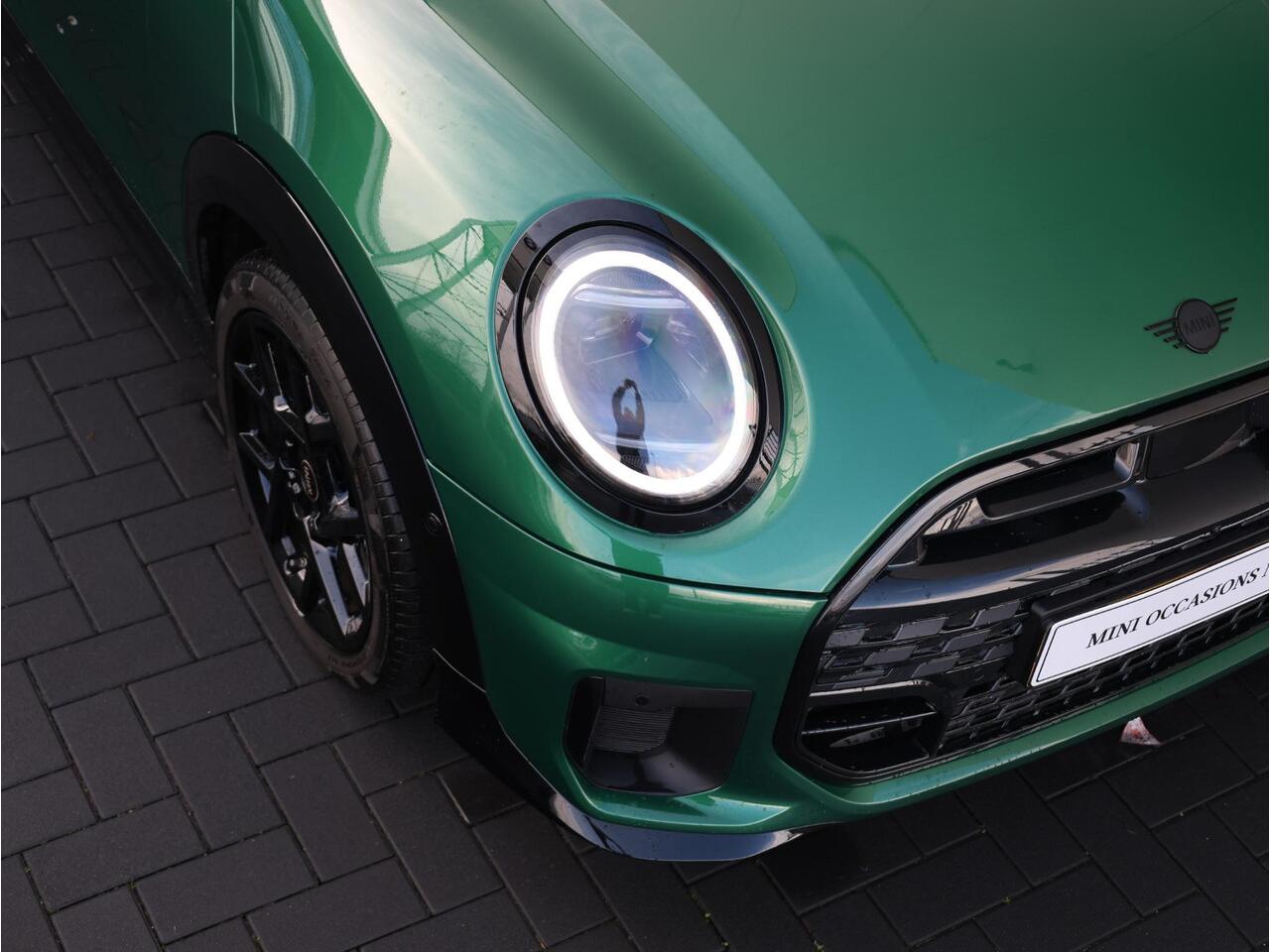 Mini COOPER C John Cooper Works + XL Pakket | Stuurwielverwarming/ Stoelverwarming/ Panoramadak/ Harman-Kardon/ Head-Up/ Elektrische verstelbare stoelen/ Driving Assistant Plus