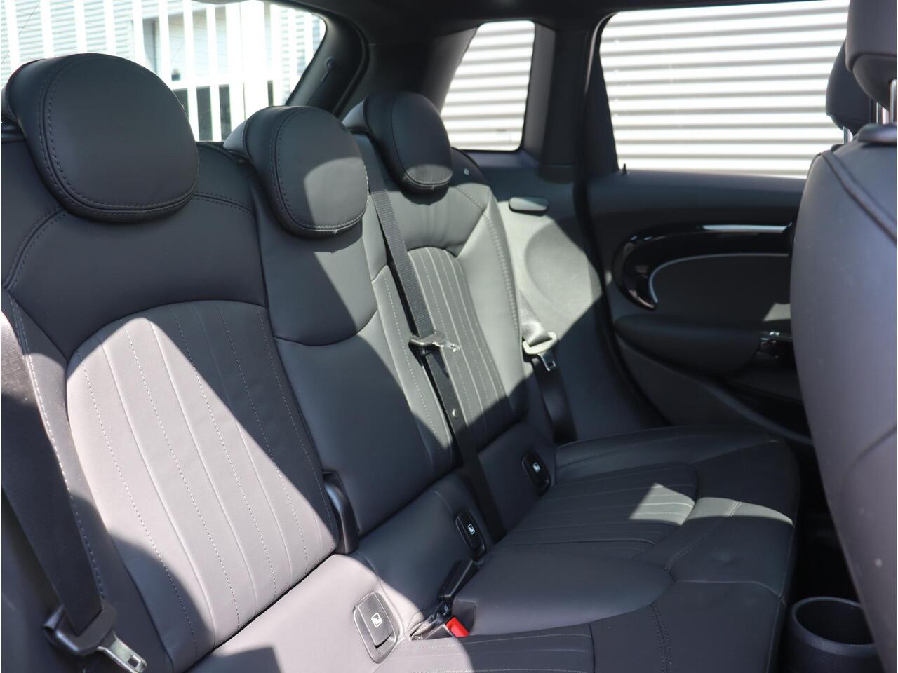 Mini COOPER 5-deurs | Resolute Edition + Panodak + Harman Kardon + Camera + Sportstoelen + Getint Glas + Apple Carplay + 18'' LMV