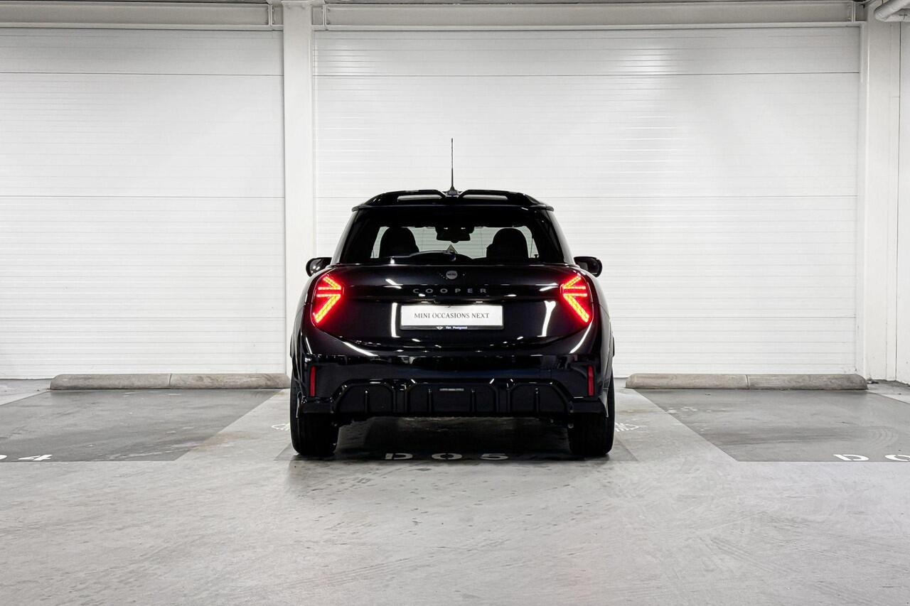 Mini COOPER C | John Cooper Works Uitvoering | Pakket M | 18" John Cooper Works Lap Spoke Jet Black | Selections