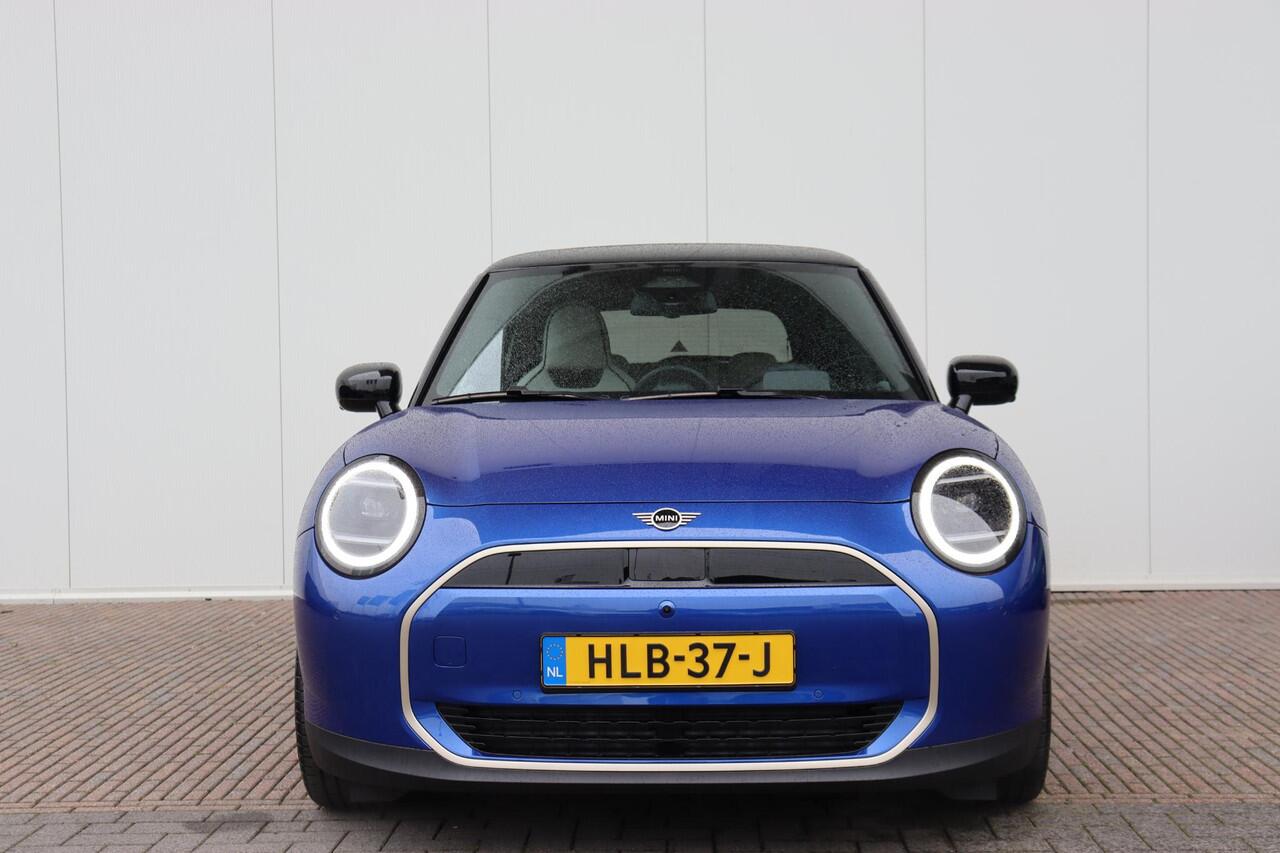 Mini COOPER 3-deurs E | Favoured L 18 inch/ Stuurwiel verwarming/ Comfort Access/ panoramadak/ Harman-Kardon/ Panoramadak