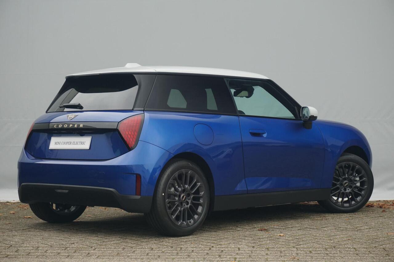 Mini COOPER E Favoured Trim | Pakket L | Comfort Access | Panoramadak | Stoel & Stuurverwarming | Harman Kardon | Head-Up Display | Driving Assistant | Parking Assistant Plus