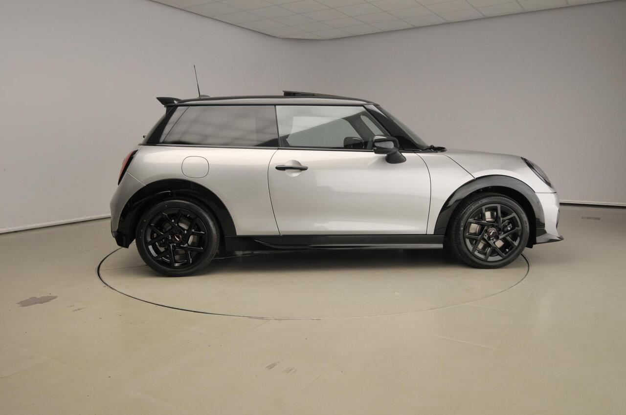 Mini COOPER 3-Deurs C C John Cooper Works Trim / Pakket M / Panoramadak / Park assist / Head-up / Alu wielen 17 inch
