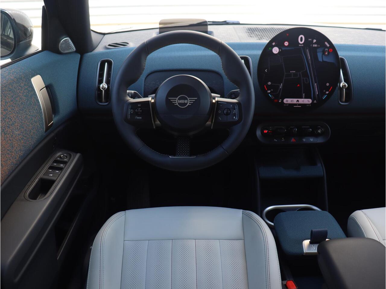 Mini COUNTRYMAN C | Favoured Trim + Pakket L + Panodak + Head-Up + Driving Assistant Plus + Parking Assistant Plus + Harman Kardon + 19'' LMV