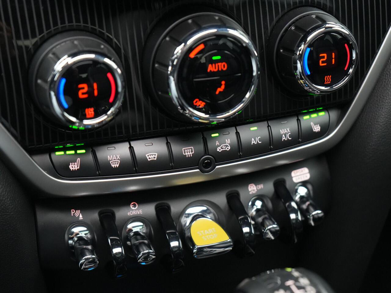 Mini COUNTRYMAN 2.0 Cooper S E ALL4 MINI Yours 225pk Dealer O.H PHEV | Panodak | Head Up | Adaptive Cruise | Lederen Sportstoelen Memory & Verwarmd | Camera | Apple Carplay | Navigatie | Keyless | Virtual | DAB |