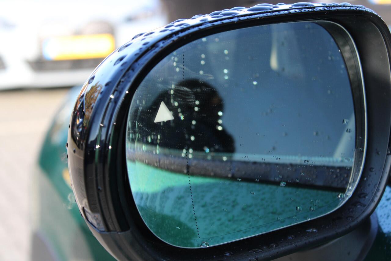 Mini COUNTRYMAN Classic Automaat / Panoramadak / Trekhaak / JCW Sportstoel / Comfort Access / Stuurverwarming / LED / Parking Assistant Plus / Head-Up / Harman Kardon