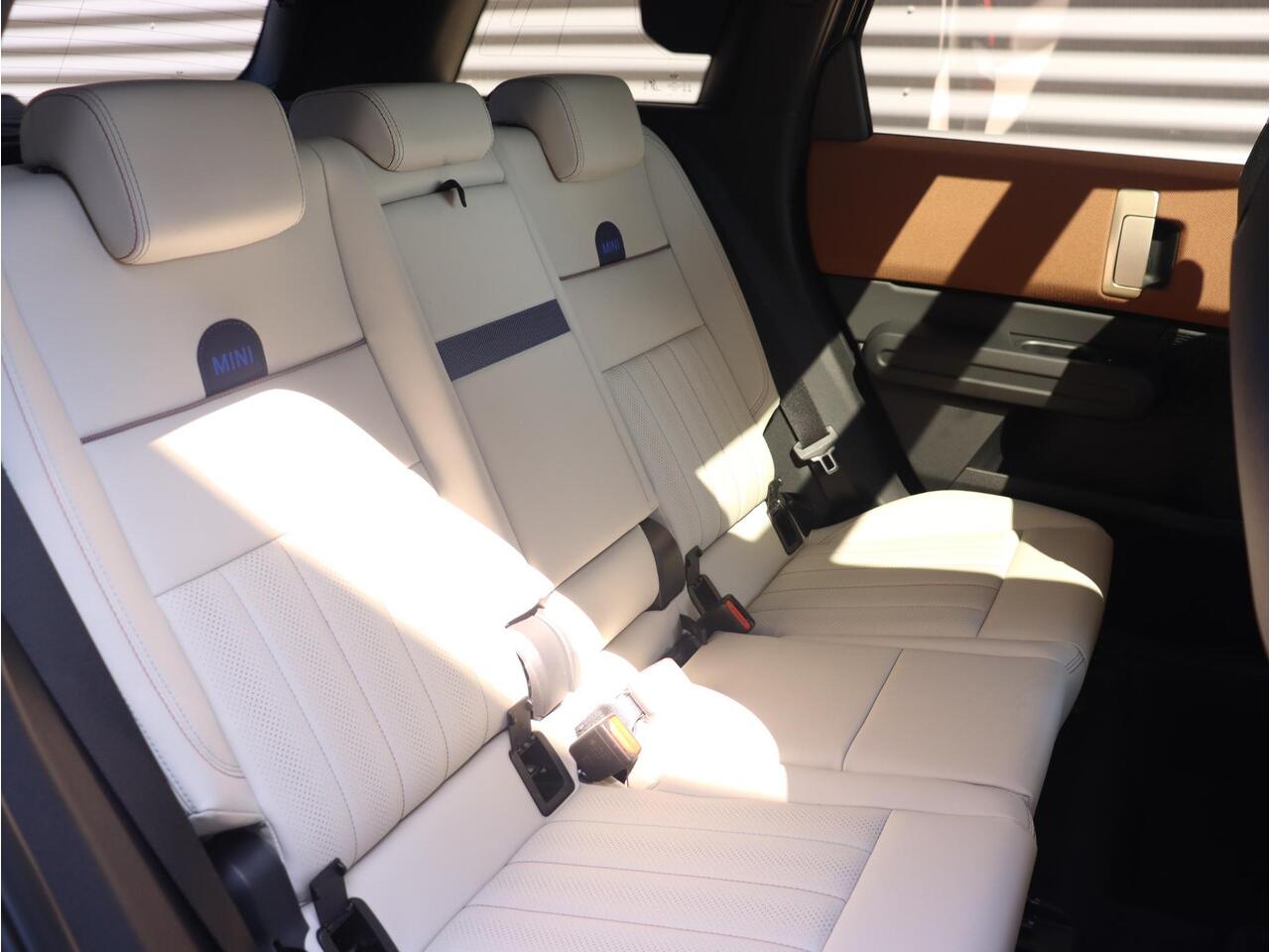 Mini COUNTRYMAN C | Favoured Trim + Pakket L + Panodak + Head-Up + Driving Assistant Plus + Parking Assistant Plus + Harman Kardon + 19'' LMV