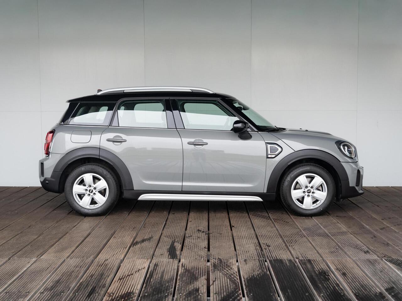 Mini COUNTRYMAN Cooper Aut. Navigatie Plus pakket + Stoelverwarming + Trekhaak