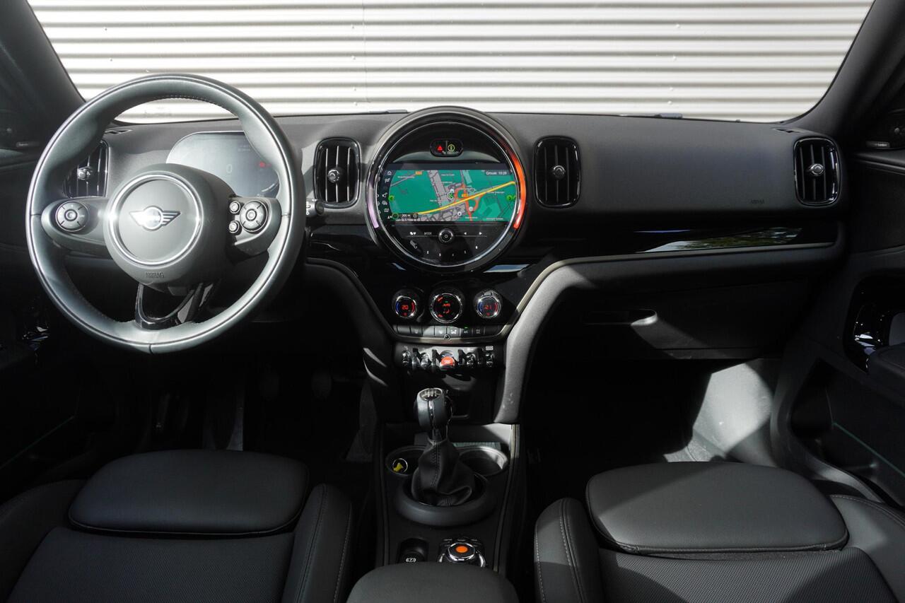 Mini COUNTRYMAN C Chili | Serious Business | Glazen panoramadak | Harman-Kardon sound system | Piano Black Exterior pack