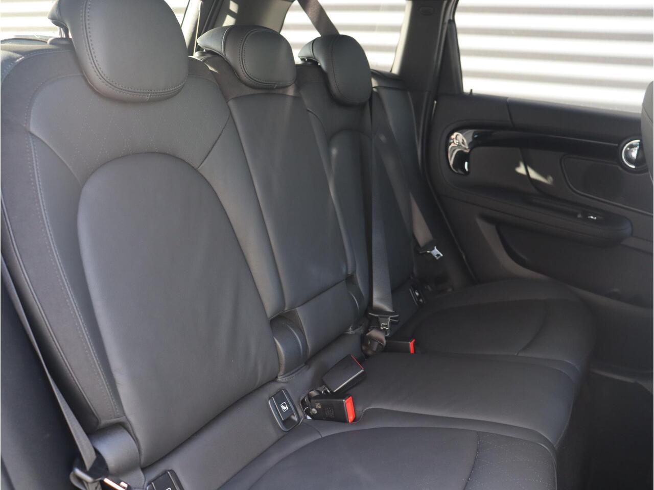 Mini COUNTRYMAN Cooper | Classic + Panodak + Achteruitrijcamera + Comfort Access + Apple Carplay + Verwarmde Voorstoelen + Driving Assistant + 18'' LMV