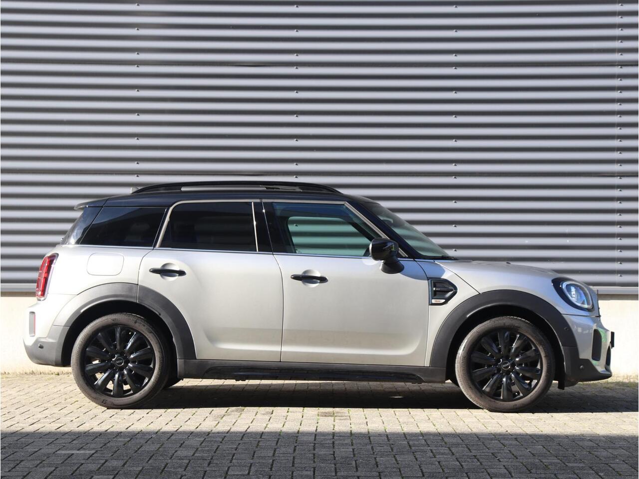 Mini COUNTRYMAN Cooper | Classic + Panodak + Achteruitrijcamera + Comfort Access + Apple Carplay + Verwarmde Voorstoelen + Driving Assistant + 18'' LMV