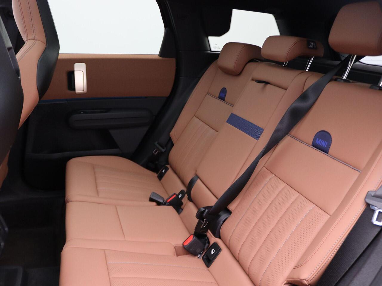 Mini COUNTRYMAN C Favoured Trim + Pakket L + Panorama dak + Harman Kardon + Camera + Led + 19''