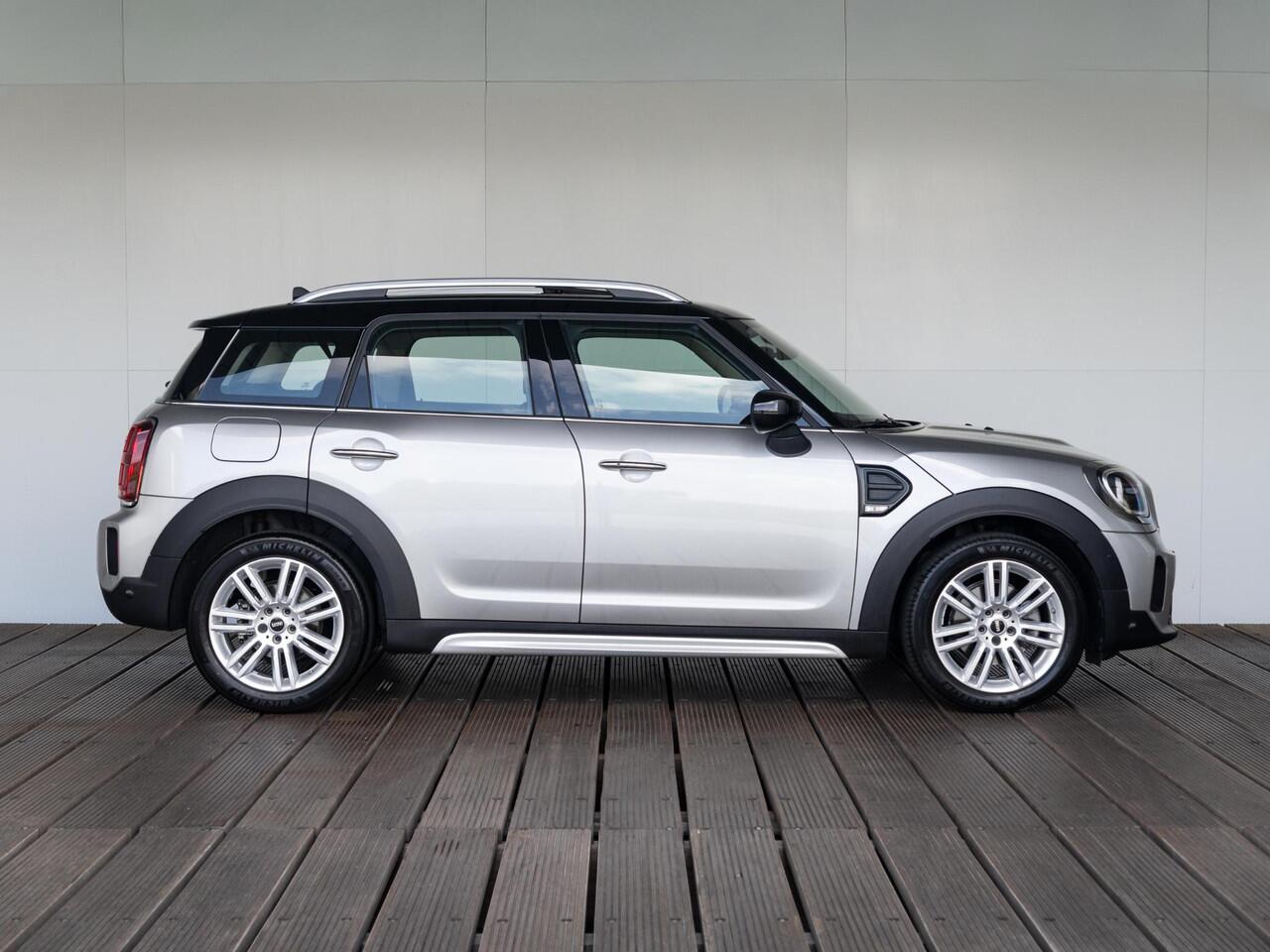 Mini COUNTRYMAN Cooper Aut. Adaptieve Cruise + Achteruitrijcamera + Elektrisch verstelbare stoelen + Glazen Panoramadak