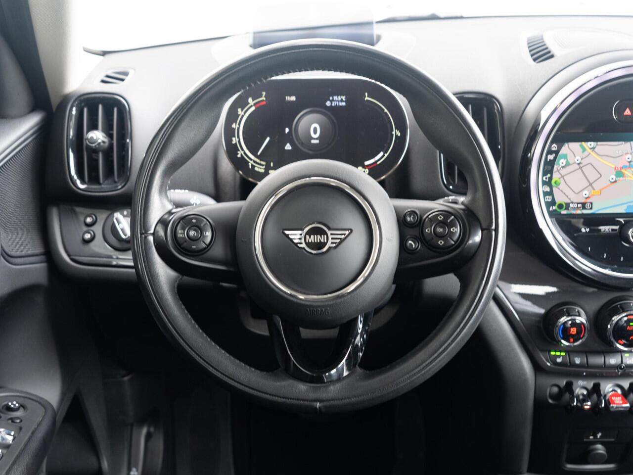 Mini COUNTRYMAN Cooper Aut. Navigatie Plus pakket + Stoelverwarming + Trekhaak