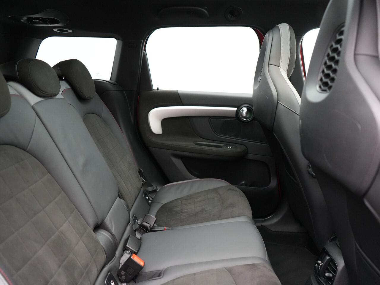 Mini COUNTRYMAN 2.0 Cooper S E ALL4 JCW Plug In Hybrid 220pk Dealer O.H PHEV | Panodak | JCW Alcantara Sportstoelen Verwarmd | Head Up | Camera | Apple Carplay | Cruise Control | Keyless | Virtual | Navigatie | DAB |