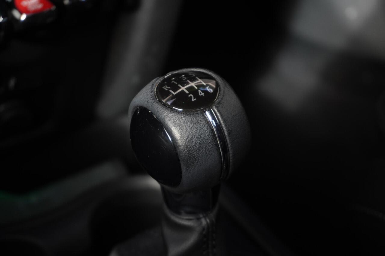 Mini COUNTRYMAN C Chili | Serious Business | Glazen panoramadak | Harman-Kardon sound system | Piano Black Exterior pack