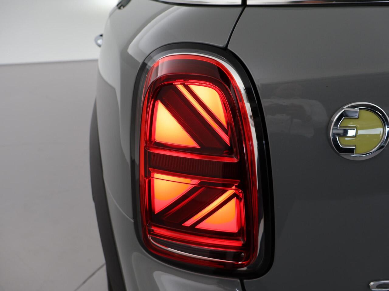 Mini COUNTRYMAN Mini 2.0 COOPER S E ALL4 PLUG-IN HYBRID 220 PK MOONWALK GREY + UNION JACK ACHTERLICHTEN | LED