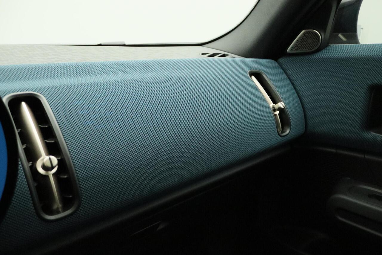 Mini COUNTRYMAN SE ALL4 Favoured + Pakket L + Glazen panoramadak + Driving Assistant Plus + Parking Assistant Plus + Harman Kardon + Elektrisch verwarmde voorstoelen + 19''