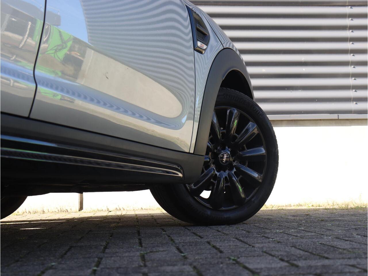 Mini COUNTRYMAN Cooper | Classic + Panodak + Achteruitrijcamera + Comfort Access + Apple Carplay + Verwarmde Voorstoelen + Driving Assistant + 18'' LMV