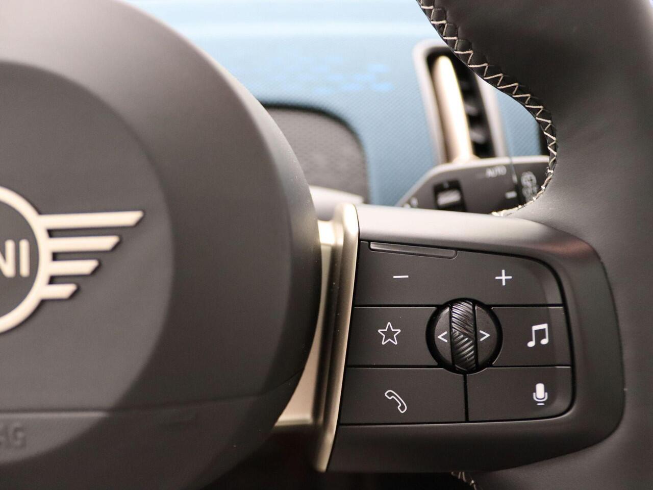 Mini COUNTRYMAN C Favoured Trim + Pakket L + Panorama dak + Harman Kardon + Camera + 19''