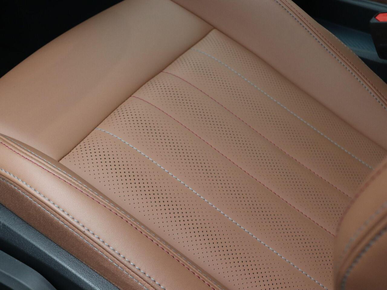 Mini COUNTRYMAN E Favoured + Pakket M + Stuurwielrand Verwarmd + Panoramadak + Driving Assistant + Head-Up Display + 19''