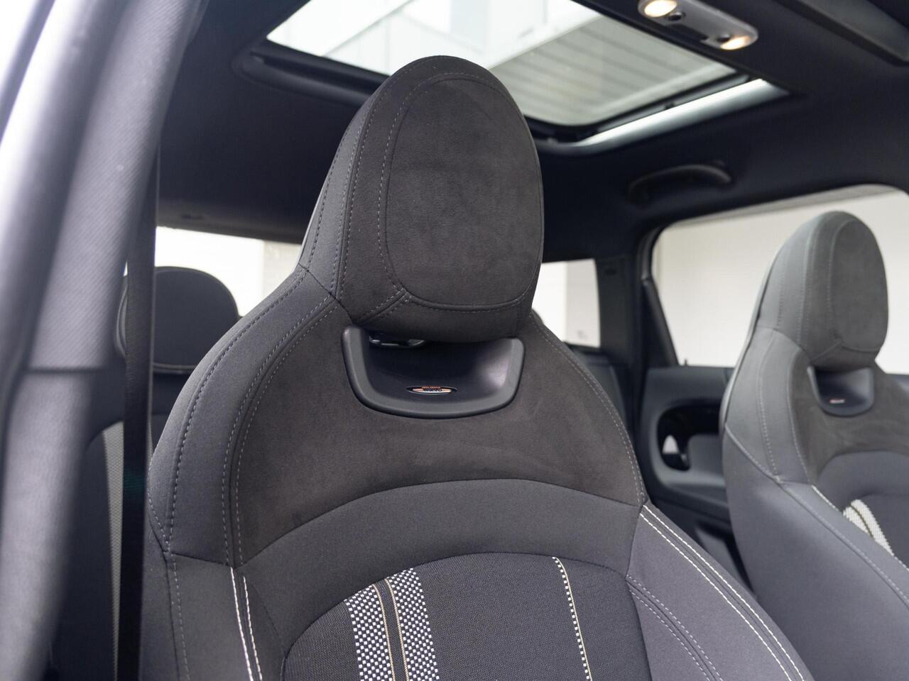 Mini COUNTRYMAN Cooper Aut. Business Edition + JCW pakket + Harman Kardon + Stoelverwarming + Glazen Panoramadak