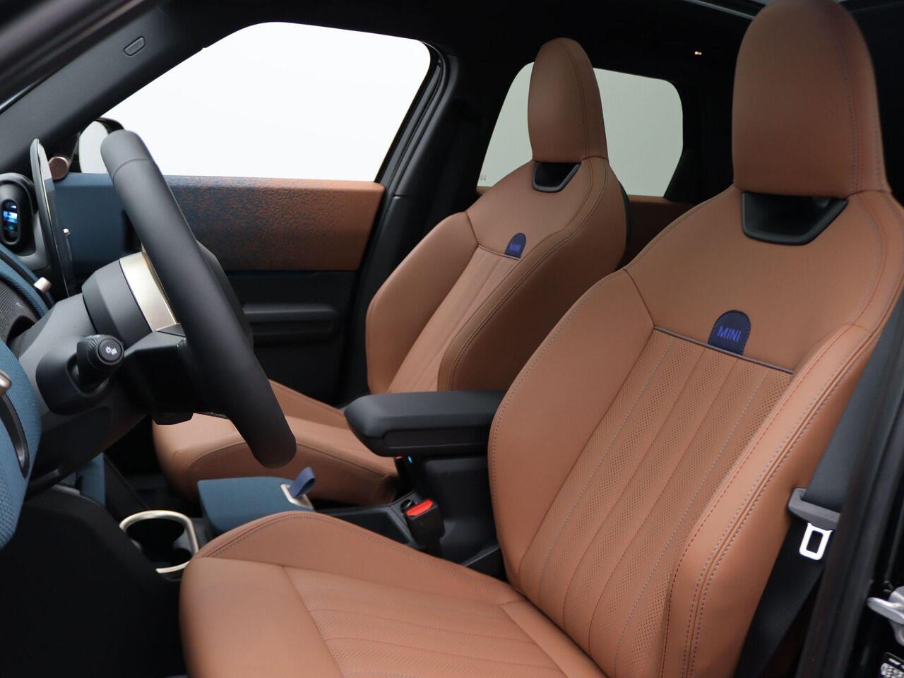 Mini COUNTRYMAN C Favoured Trim + Pakket L + Panorama dak + Harman Kardon + Camera + Led + 19''