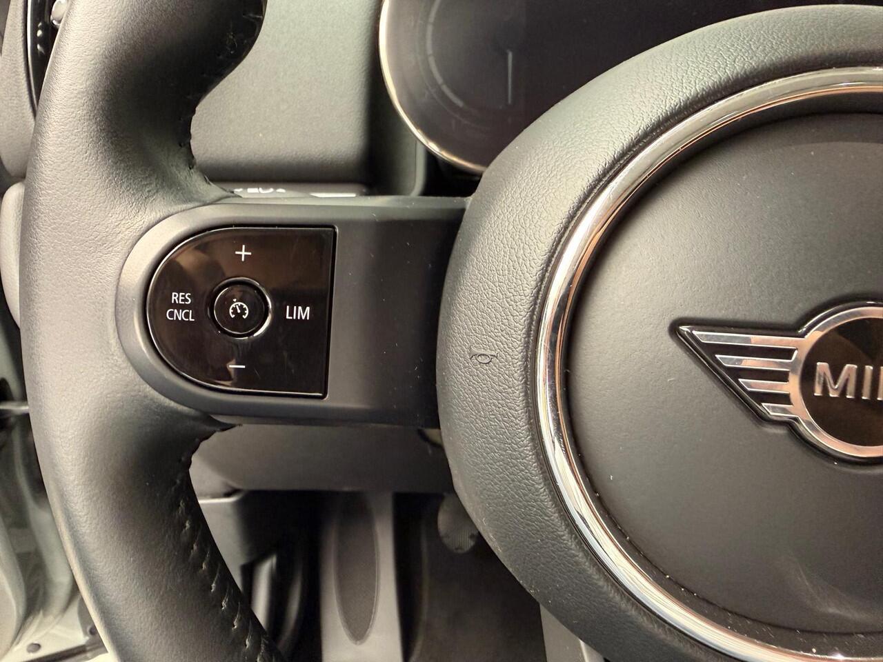 Mini COUNTRYMAN One / Trekhaak / Cruise control / LED / Navigatie / Isofix / Alu wielen 18 inch JCW