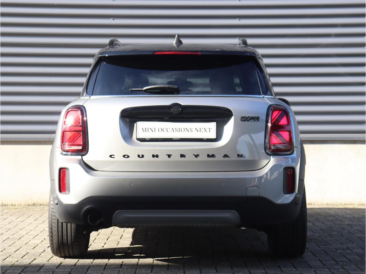 Mini COUNTRYMAN Cooper | Classic + Panodak + Achteruitrijcamera + Comfort Access + Apple Carplay + Verwarmde Voorstoelen + Driving Assistant + 18'' LMV
