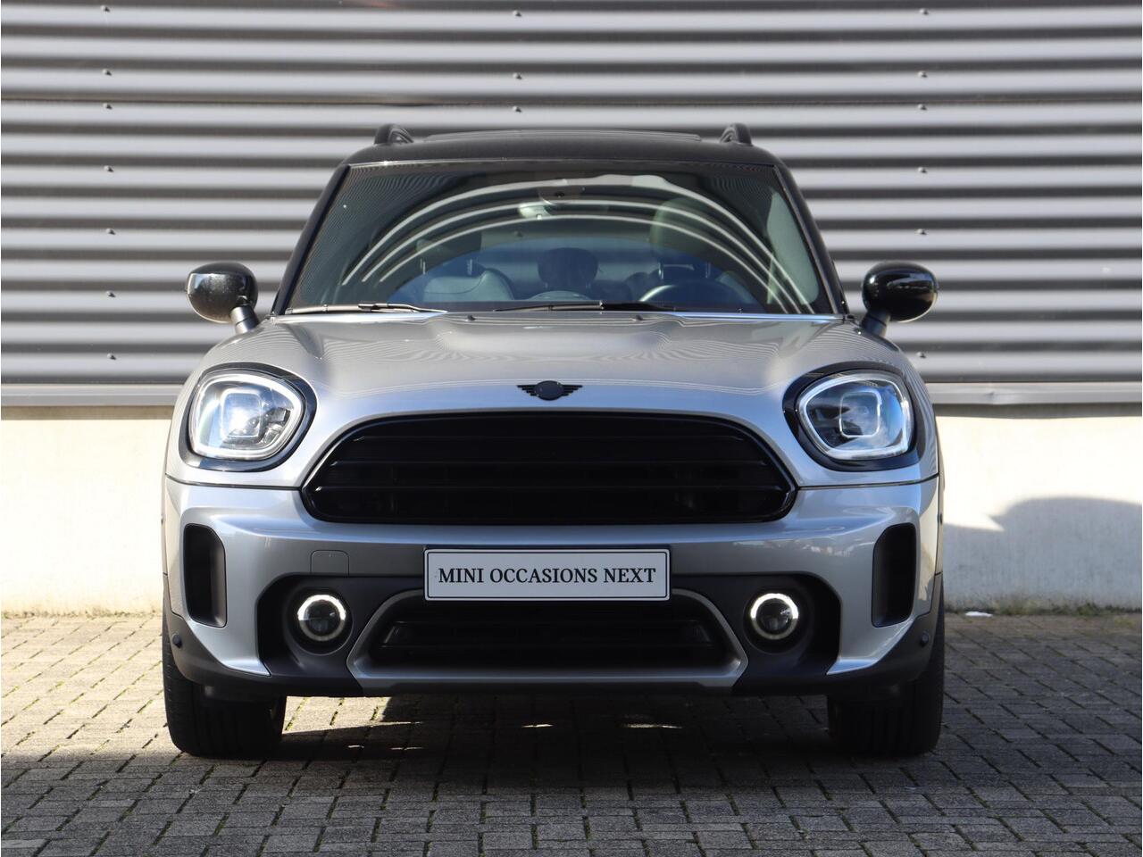 Mini COUNTRYMAN Cooper | Classic + Panodak + Achteruitrijcamera + Comfort Access + Apple Carplay + Verwarmde Voorstoelen + Driving Assistant + 18'' LMV