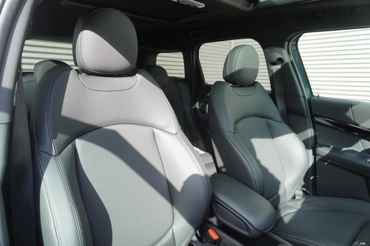 Mini COUNTRYMAN C Chili | Serious Business | Glazen panoramadak | Harman-Kardon sound system | Piano Black Exterior pack