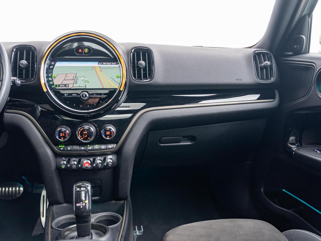 Mini COUNTRYMAN Cooper Aut. Business Edition + JCW pakket + Harman Kardon + Stoelverwarming + Glazen Panoramadak