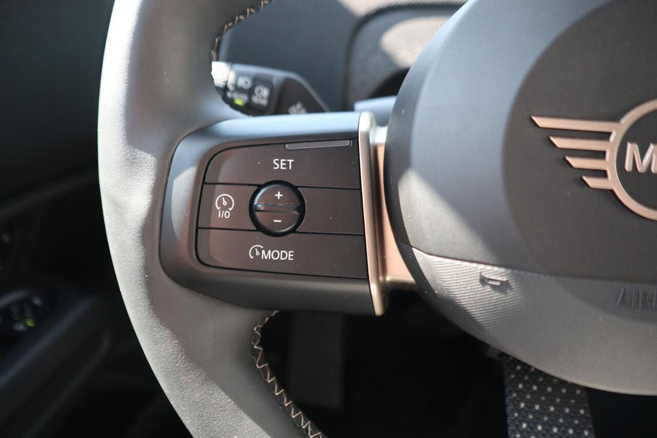 Mini COUNTRYMAN C Classic | Pakket M | Stoel- en Stuurverwarming | Comfort Access | Panorama Dak | Trekhaak | Head-Up